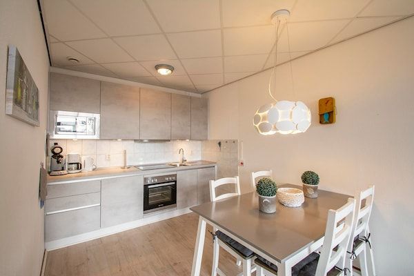 Keuken - Strandslag 107 appartement aan het strand in Julianadorp aan Zee (2)