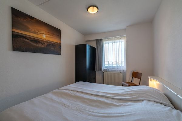 Slaapkamer - Appartement aan Zee Huisdiervriendelijk in Julianadorp aan Zee (4)