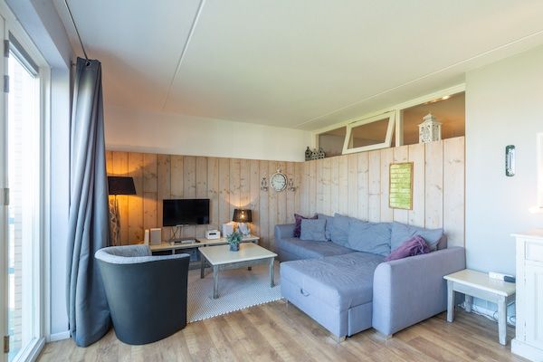 Woonkamer - Strandslag193 charmant appartement voor 4 personen in Julianadorp aan Zee (2)