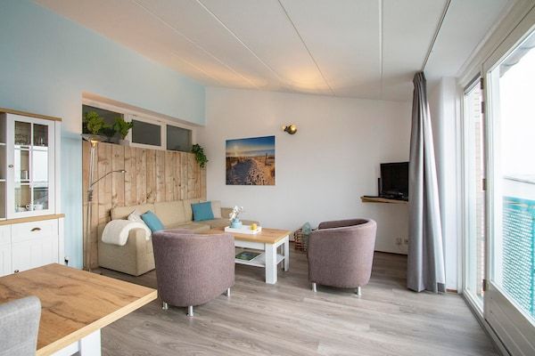 Woonkamer - Appartement bij de duinen aan zee in Julianadorp aan Zee (2)