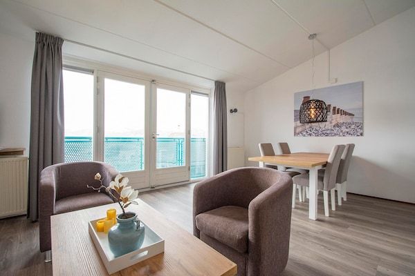 Eetkamer - Appartement bij de duinen aan zee in Julianadorp aan Zee (5)