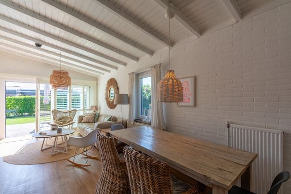 Eetkamer - Bungalow in Callantsoog bij het Strand in Callantsoog (5)
