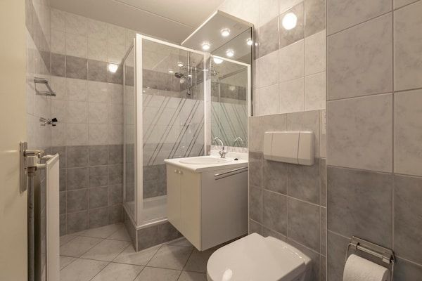 Badkamer - Appartement aan zee met Frans balkon in Julianadorp aan Zee (5)