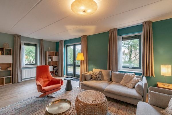 Woonkamer - Villa in Julianadorp bij het Strand in Julianadorp aan Zee (2)