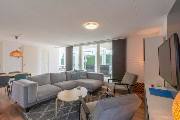 Woonkamer - Bungalow met sauna en zwembad in rustige buurt in Sint Maartenszee (3)