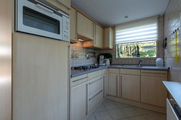 Keuken - Eureka 78 bungalow met omheinde tuin in Sint Maartensvlotbrug (4)
