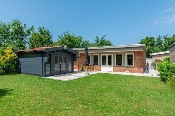 Buitenkant - Bungalow aan de kust met tuin in Callantsoog (1)