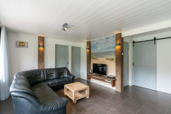 Woonkamer - Bungalow aan de kust met tuin in Callantsoog (5)