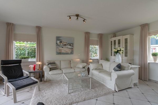 Woonkamer - Villa in Callantsoog bij het Strand in Callantsoog (2)