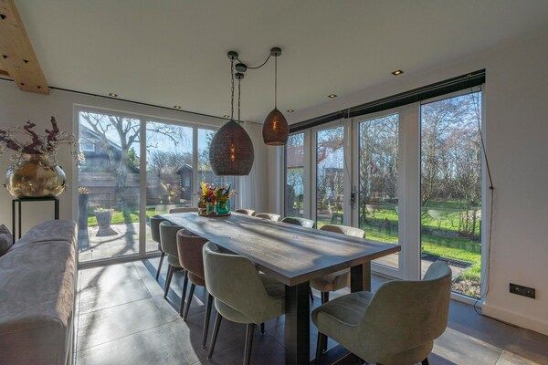 Eetkamer - Villa met tuin vlakbij de Nederlandse duinen in Julianadorp aan Zee (3)