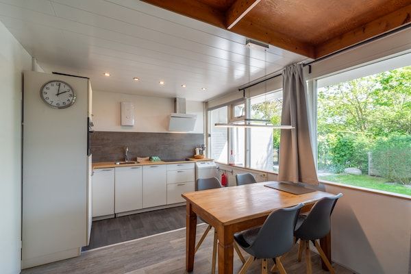 Eetkamer - Garnekuul 18 vakantiehuis met veranda in Callantsoog (5)