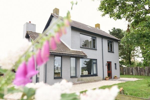 Buitenkant - Ruime villa met tuin in Callantsoog (1)