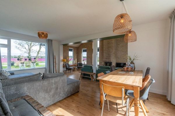 Eetkamer - Ruime villa met tuin in Callantsoog (3)