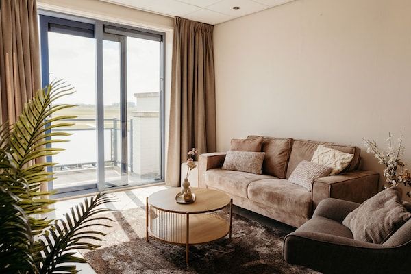 Woonkamer - Comfortabele 2-persoons De Vlijt First Class Suite in De Cocksdorp (2)