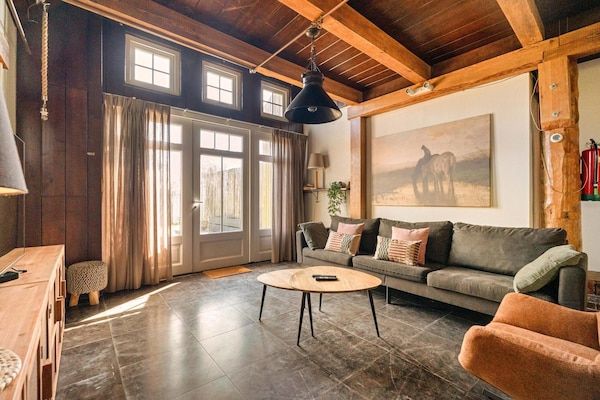 Woonkamer - Ruim appartement met tuin in Callantsoog (2)