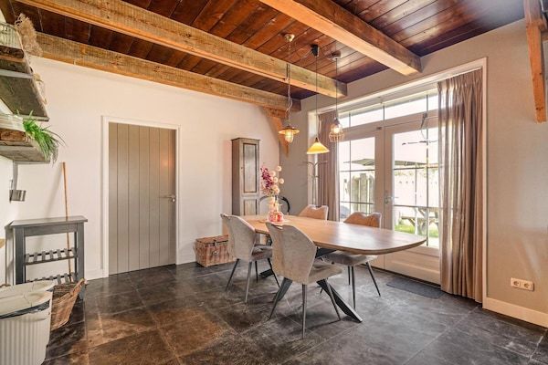 Eetkamer - Ruim appartement met tuin in Callantsoog (3)
