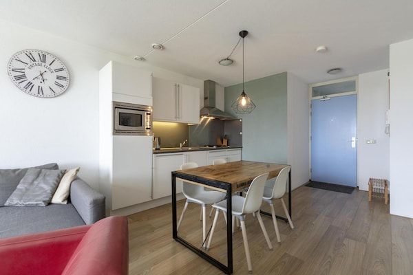 Eetkamer - Appartement bij Groote Keeten Strand in Groote Keeten (4)