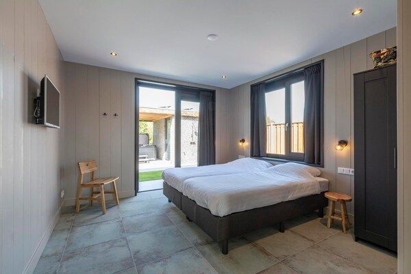 Slaapkamer - Villa bij Noord-Holland strand met jacuzzi in Julianadorp aan Zee (5)
