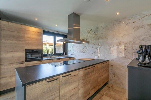 Keuken - Villa bij Noord-Holland strand met jacuzzi in Julianadorp aan Zee (4)