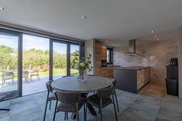 Eetkamer - Villa bij Noord-Holland strand met jacuzzi in Julianadorp aan Zee (3)