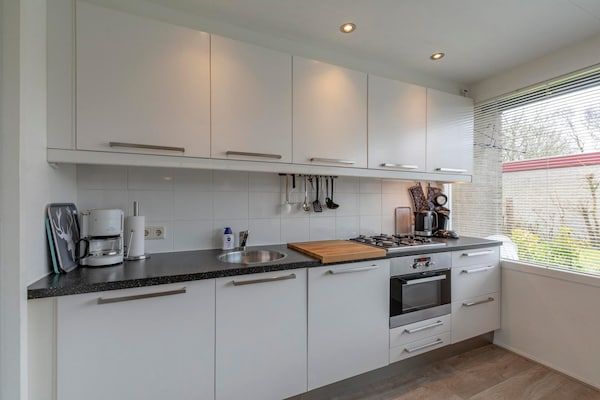 Keuken - Kindvriendelijke Garnekuul 81 bungalow in Callantsoog (3)
