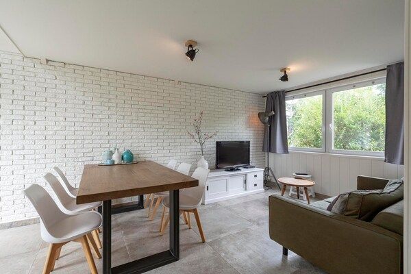 Woonkamer - Familiehuis bij Duinen en Strand in Sint Maartenszee (2)