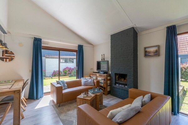 Woonkamer - Yperhof 66 vakantiehuis voor 6 gasten aan de kust in Julianadorp aan Zee (2)