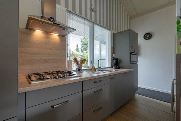 Keuken - Familiehuis bij de duinen in Sint Maartensvlotbrug (4)
