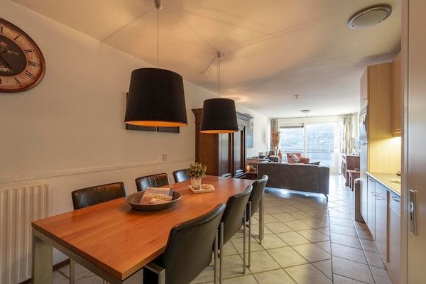Eetkamer - Wijde Blick 210 appartement met groot balkon in Callantsoog (2)