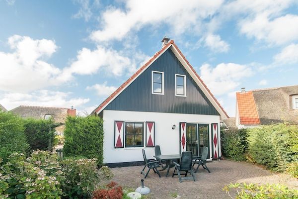 Buitenkant - Villa met uitzicht over het park De Buitenplaats in Callantsoog (1)