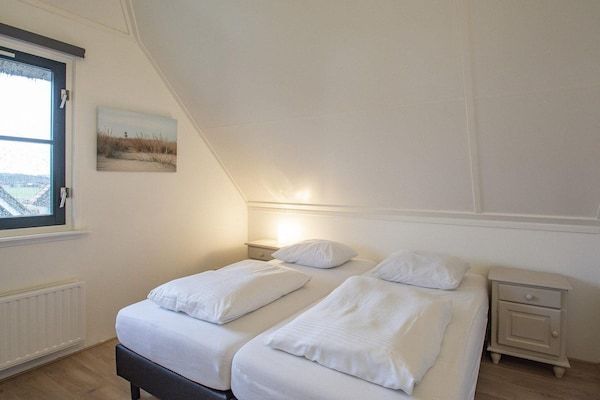 Slaapkamer - Villa met uitzicht over het park De Buitenplaats in Callantsoog (5)