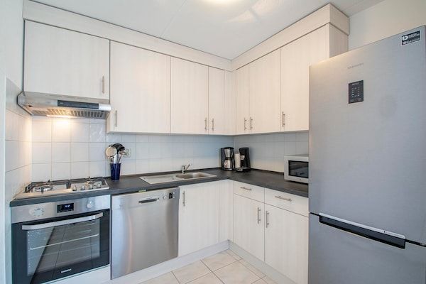 Keuken - Charmante villa vlakbij zandstrand in Julianadorp aan Zee (3)