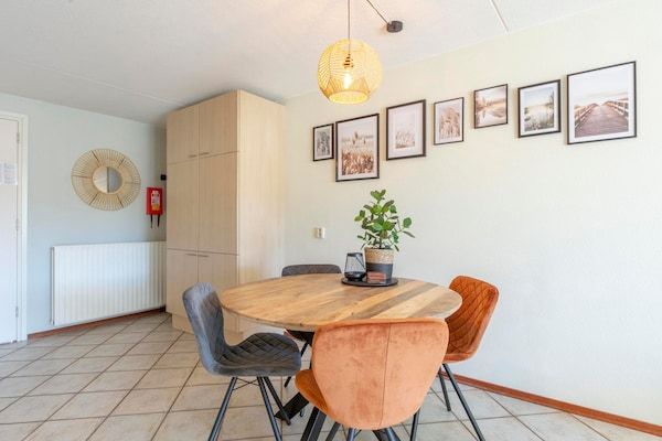 Eetkamer - Huisdiervriendelijk appartement in Callantsoog (2)