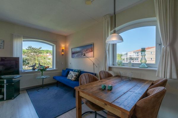 Eetkamer - Gezellig appartement met duinzicht in Julianadorp aan Zee (3)