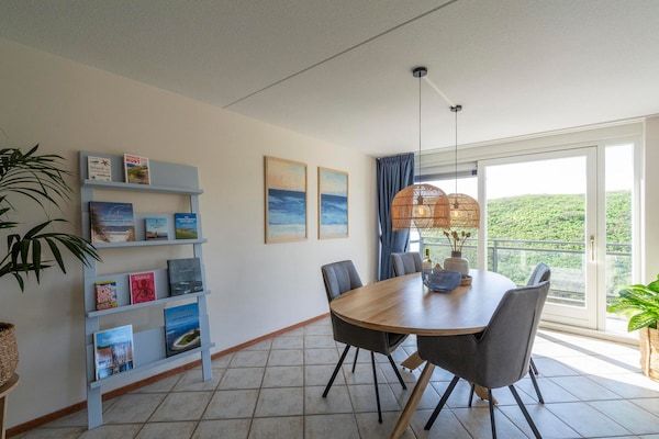Eetkamer - Appartement in Callantsoog met Duinzicht in Callantsoog (2)