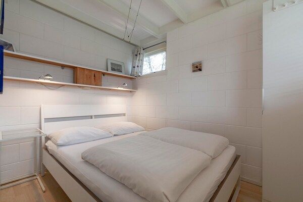 Slaapkamer - Wildrijk 83 vakantiehuis bij het strand in Sint Maartenszee (3)