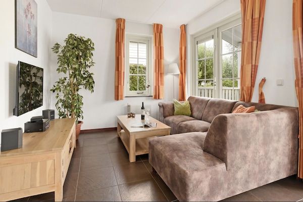 Woonkamer - Bungalow aan het water bij Rotterdam in Simonshaven (3)