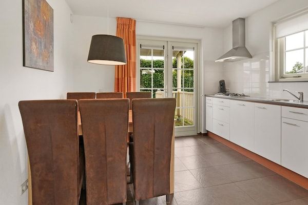 Eetkamer - Bungalow aan het water bij Rotterdam in Simonshaven (4)