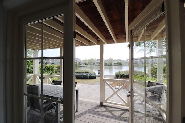 Uitzicht - Bungalow aan het water bij Rotterdam in Simonshaven (2)