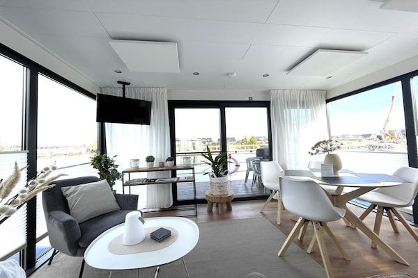 Woonkamer - Woonboot in Lemmer met Havenzicht in Lemmer (5)