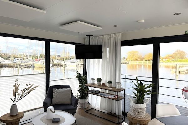 Woonkamer - Woonboot in Lemmer met Havenzicht in Lemmer (4)