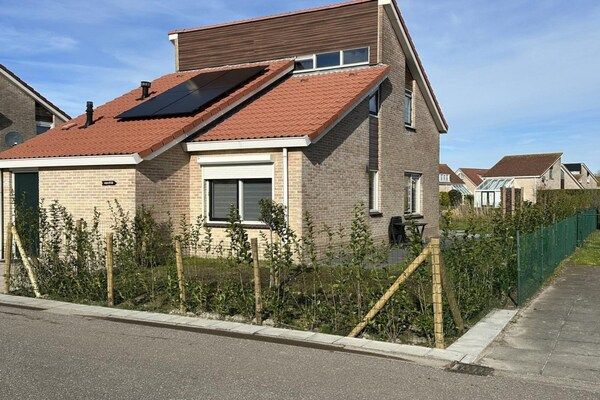 Buitenkant - Bungalow in Breskens bij Strand en Vuurtoren in Breskens (1)