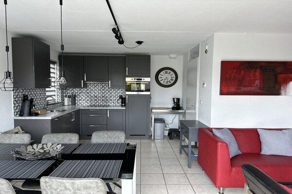 Eetkamer - Bungalow in Breskens bij Strand en Vuurtoren in Breskens (3)