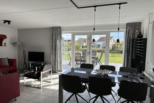 Eetkamer - Bungalow in Breskens bij Strand en Vuurtoren in Breskens (2)