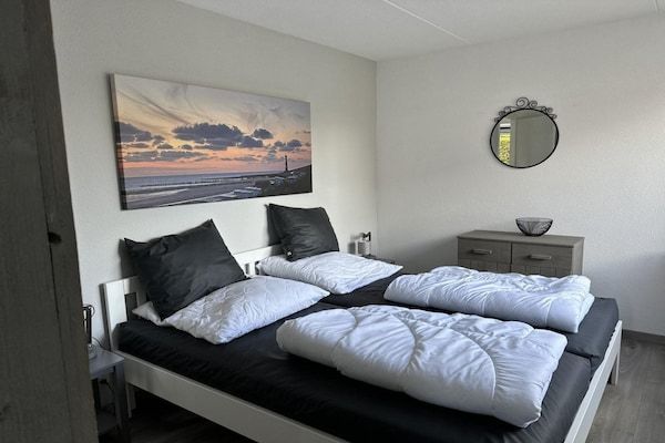 Slaapkamer - Bungalow in Breskens bij Strand en Vuurtoren in Breskens (4)