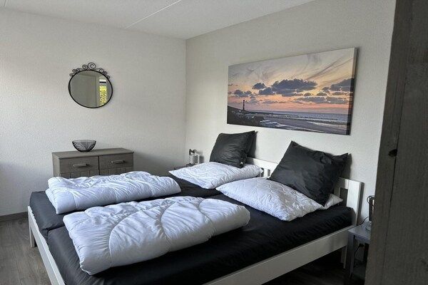Slaapkamer - Bungalow in Breskens bij Strand en Vuurtoren in Breskens (4)