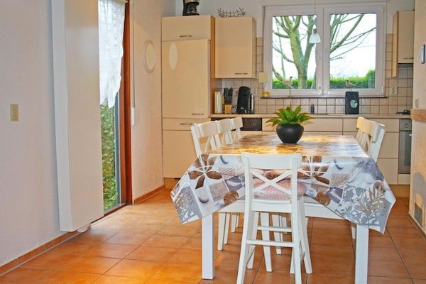 Eetkamer - Vakantiehuis in Breskens bij Strand in Breskens (3)