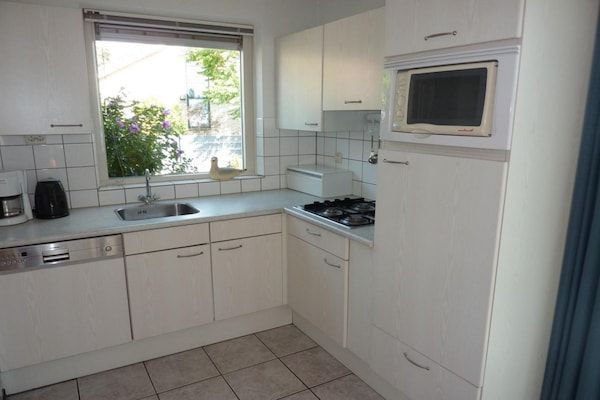 Keuken - Bungalow in Breskens bij Strand en Vuurtoren in Breskens (4)