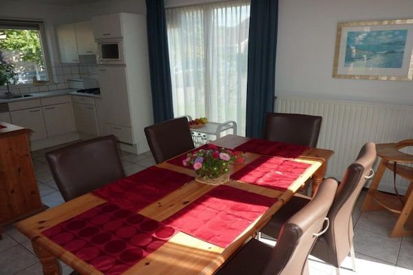 Eetkamer - Bungalow in Breskens bij Strand en Vuurtoren in Breskens (3)