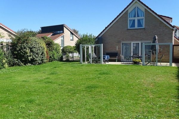 Buitenkant - Bungalow in Breskens bij Strand en Vuurtoren in Breskens (5)